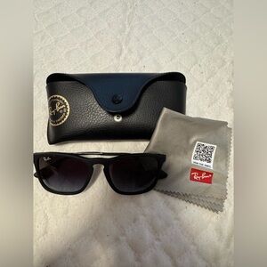 WORN ONCE- RAYBAN BLACK SUNGLASSES 😍 Comes with brand new original case & cloth!
